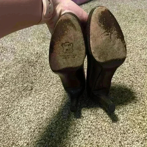 Women’s Stuart Weitzman brown heels - Picture 2 of 3